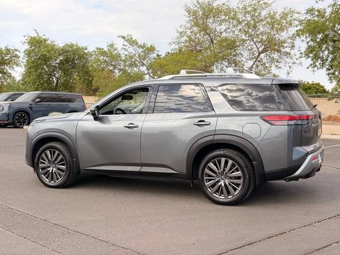 Used 2022 Nissan Pathfinder SL w/ SL Premium Package FWD image 4