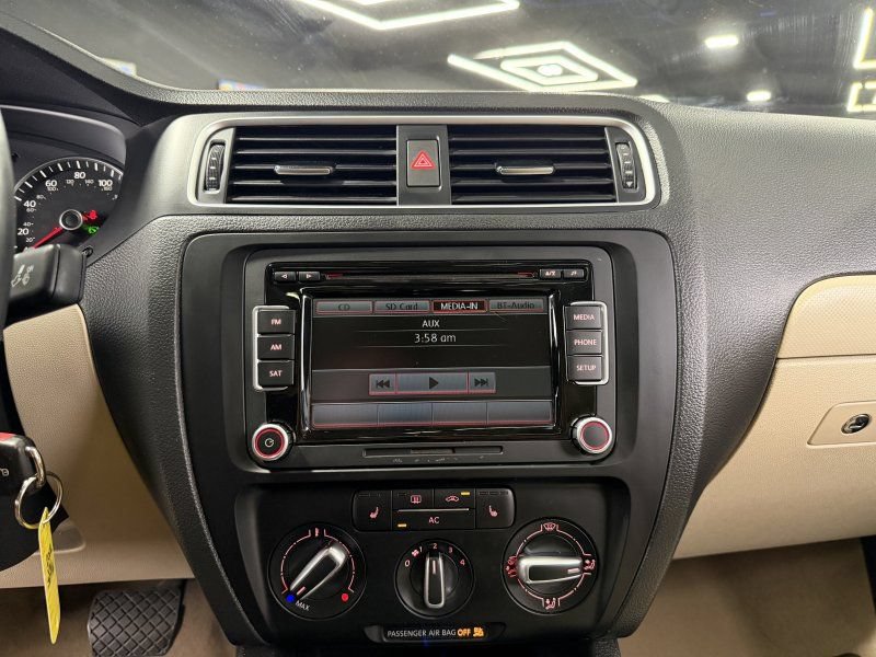 Used 2012 Volkswagen Jetta SE FWD image 12