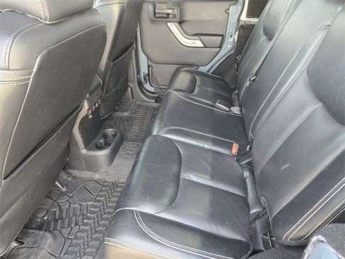 Used 2015 Jeep Wrangler Unlimited Rubicon image 20