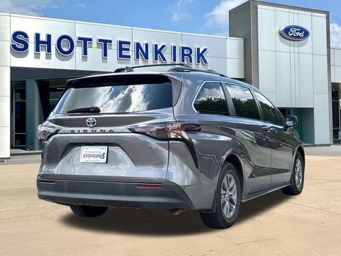 Used 2023 Toyota Sienna LE FWD image 7