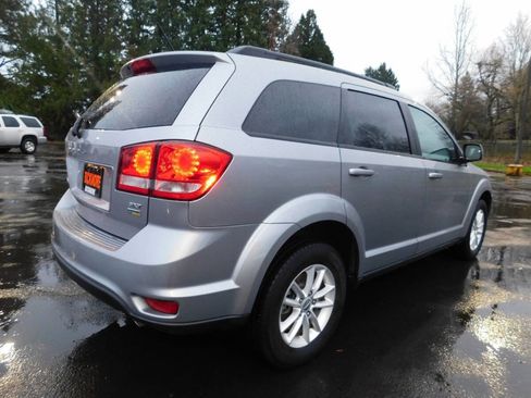 Used 2017 Dodge Journey SXT w/ Comfort/Convenience Group image 2