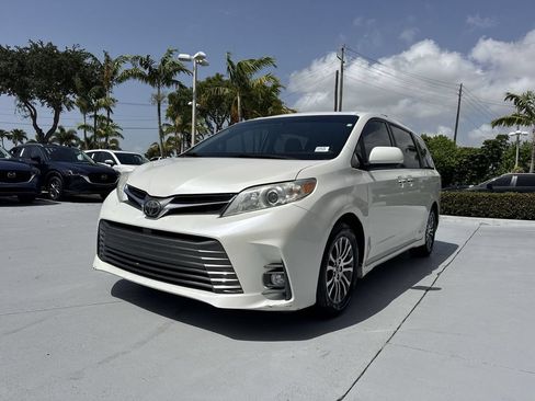 Used 2020 Toyota Sienna XLE w/ XLE Navigation Package FWD image 31