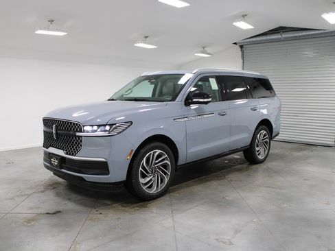 New 2026 Lincoln Navigator Reserve image 3