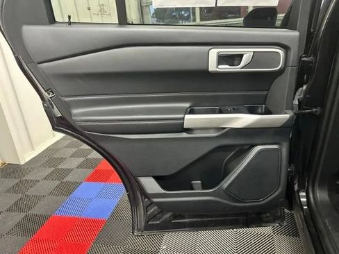 Used 2023 Ford Explorer XLT AWD/4WD image 11