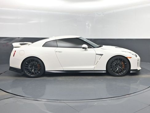 Used 2018 Nissan GT-R Premium w/ Premium Interior Package image 29