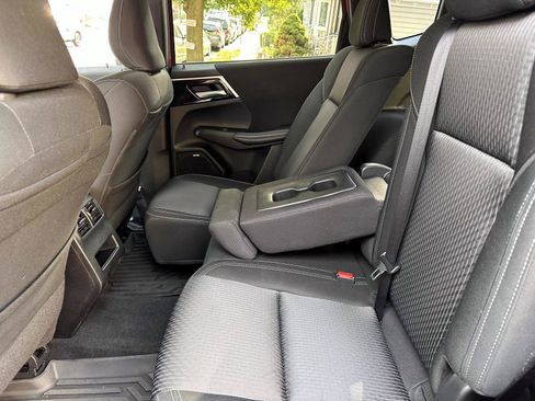 Used 2025 Mitsubishi Outlander ES FWD image 25