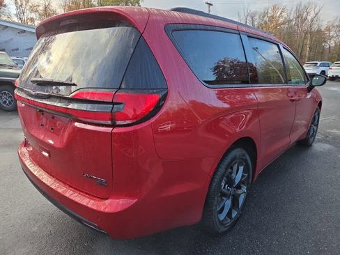 New 2026 Chrysler Pacifica Limited w/ S Appearance Package image 4