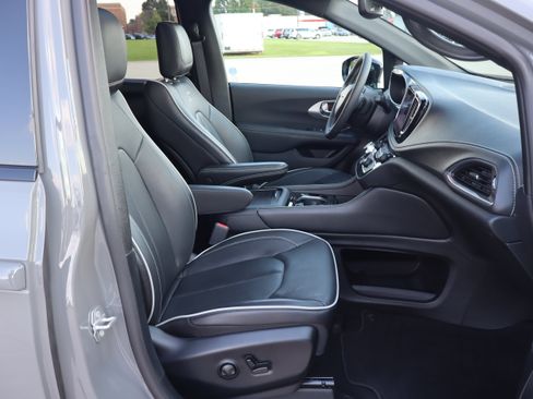 Used 2025 Chrysler Pacifica Limited FWD image 14