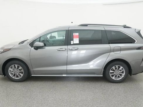 New 2026 Toyota Sienna XLE image 6