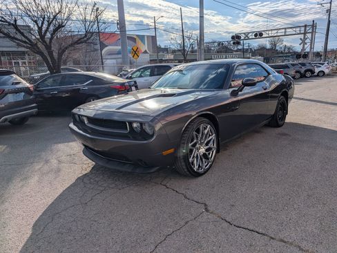 Used 2014 Dodge Challenger SXT RWD image 2