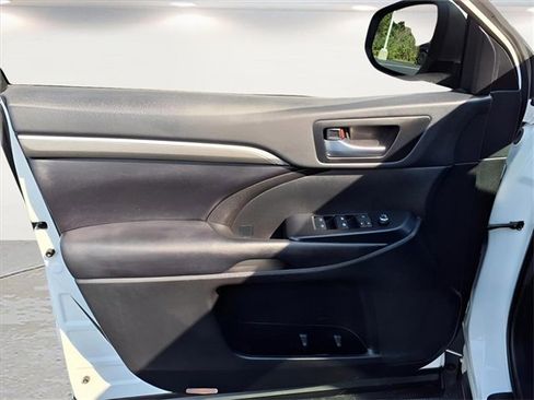 Used 2019 Toyota Highlander SE image 19
