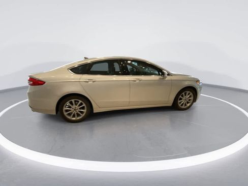 Used 2017 Ford Fusion SE w/ Fusion SE Technology Package FWD image 9