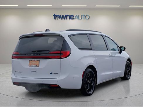 Used 2024 Chrysler Pacifica Premium FWD image 5