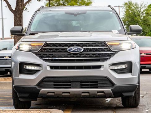 Used 2021 Ford Explorer XLT w/ Equipment Group 202A image 4