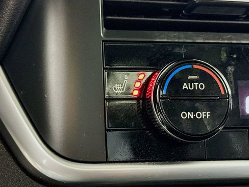 Used 2025 Nissan Rogue SV w/ SV Premium Package image 17