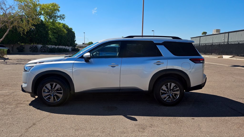 Used 2023 Nissan Pathfinder SV AWD/4WD image 7