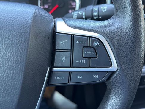 Used 2022 Toyota Highlander L image 23