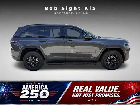 Used 2025 Jeep Grand Cherokee Altitude AWD/4WD image 15