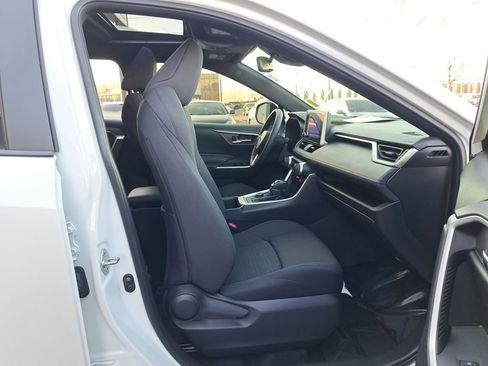 Used 2023 Toyota RAV4 SE w/ Convenience Package image 17