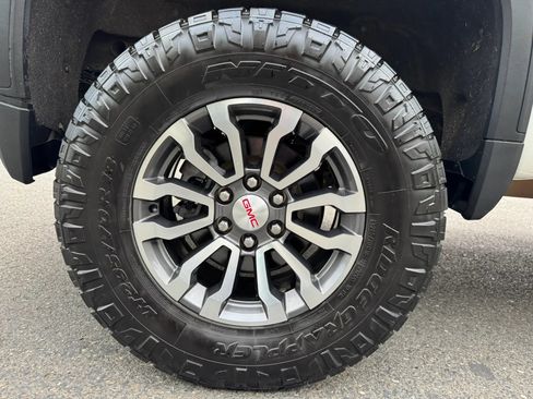 Used 2022 GMC Sierra 1500 AT4 w/ AT4 Preferred Package AWD/4WD image 18