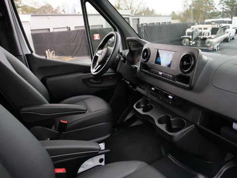 Used 2024 Mercedes-Benz Sprinter 2500 image 41