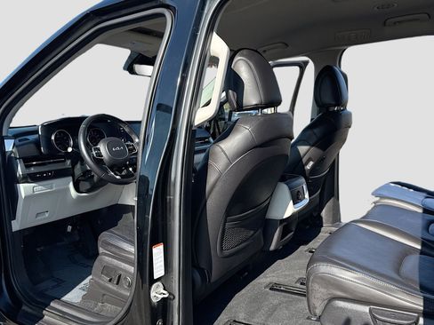 Used 2023 Kia Carnival LX image 6