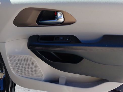 Used 2019 Chrysler Pacifica Touring-L FWD image 14
