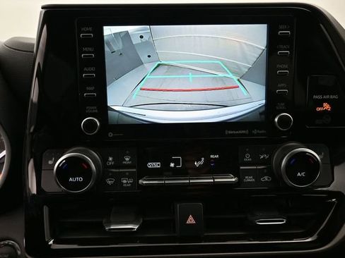 Used 2022 Toyota Highlander XLE image 16