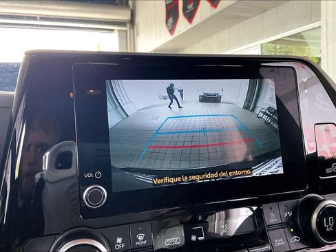 Used 2025 Toyota Highlander LE FWD image 12