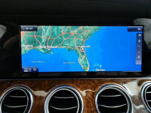 Used 2017 Mercedes-Benz E 300 4MATIC image 21