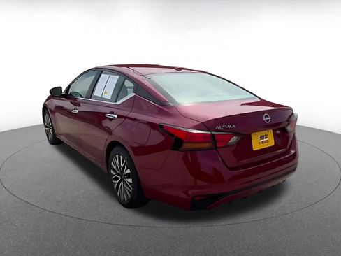 Used 2025 Nissan Altima 2.5 SV FWD image 11
