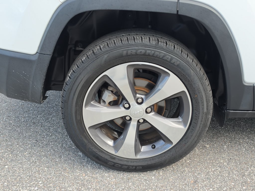 Used 2019 Jeep Cherokee Limited FWD image 7