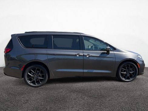 Certified 2022 Chrysler Pacifica Limited w/ Uconnect Theater Family Group AWD/4WD image 6