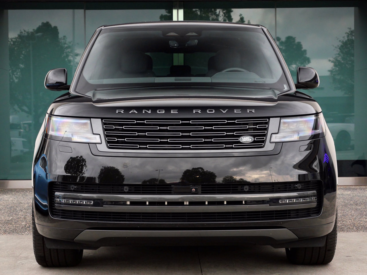 Used 2025 Land Rover Range Rover SE AWD/4WD image 2