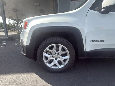 Used 2017 Jeep Renegade Latitude FWD image 14