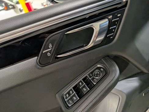 Used 2025 Porsche Macan image 27