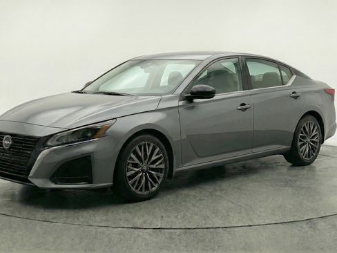 Used 2025 Nissan Altima 2.5 SV FWD image 3