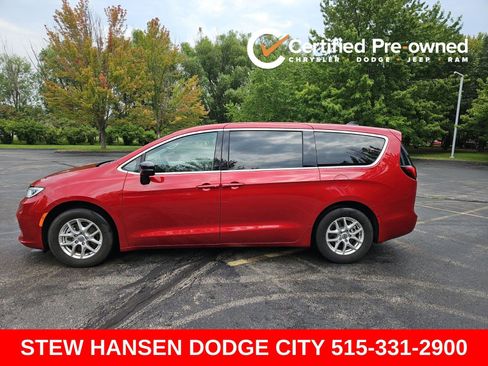 Used 2024 Chrysler Pacifica Touring-L FWD image 1