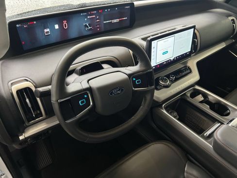 Used 2025 Ford Expedition Active AWD/4WD image 17