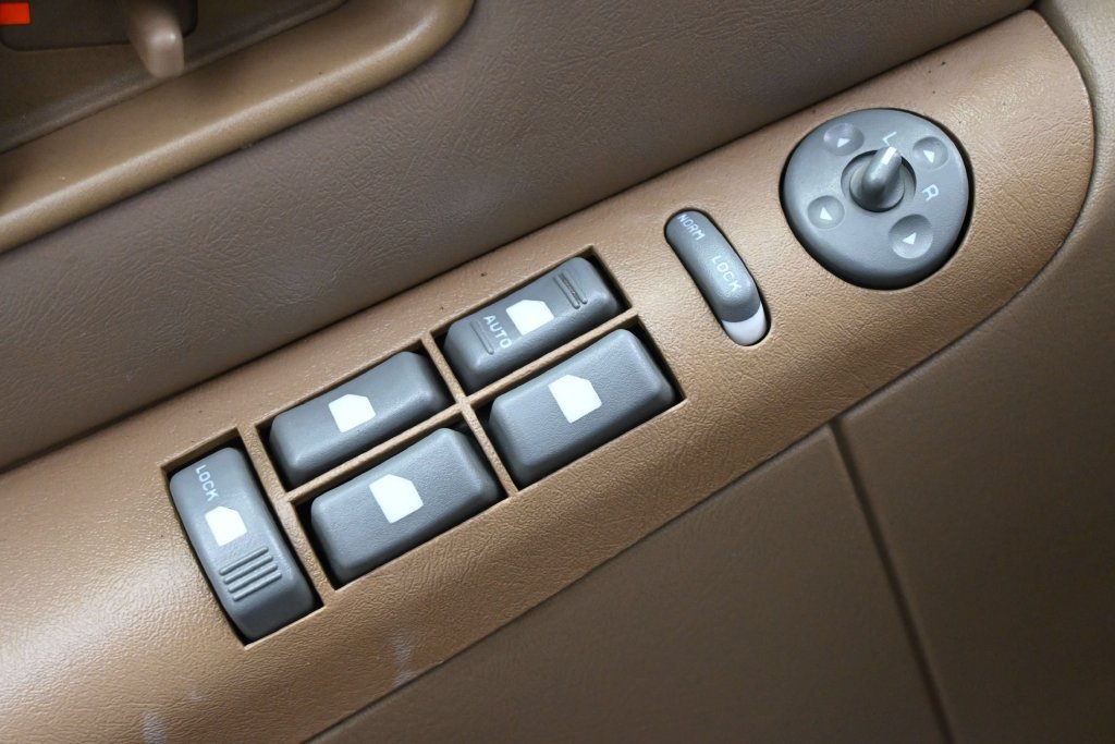 Used 1996 Chevrolet Blazer 2WD 4-Door image 3