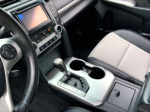Used 2014 Toyota Camry SE w/ Moonroof Package FWD image 16