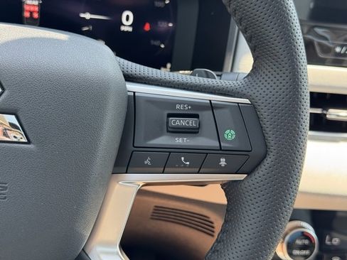 New 2025 Mitsubishi Outlander SE image 23