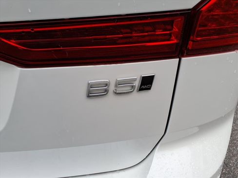 Certified 2025 Volvo XC60 B5 Plus image 6