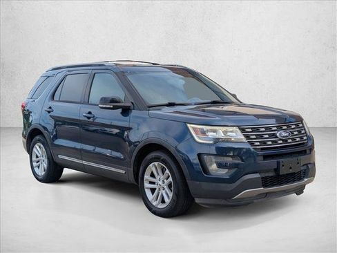Used 2017 Ford Explorer XLT w/ Equipment Group 202A FWD image 3