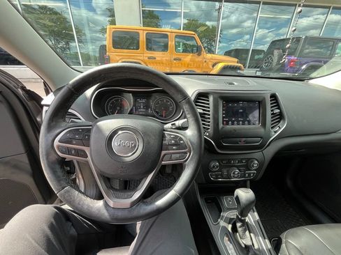 Used 2019 Jeep Cherokee Latitude Plus w/ Comfort/Convenience Group FWD image 9