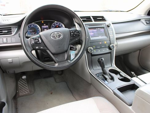 Used 2017 Toyota Camry LE image 4