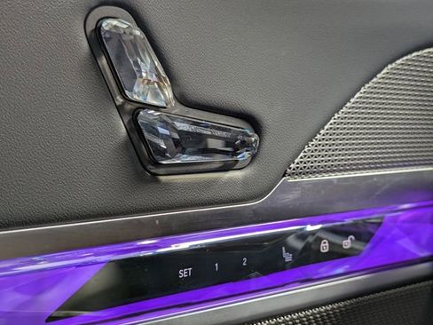 Used 2023 BMW 740i w/ Parking Assistance Package image 14