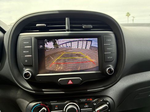 Used 2025 Kia Soul LX w/ LX Technology Package FWD image 20