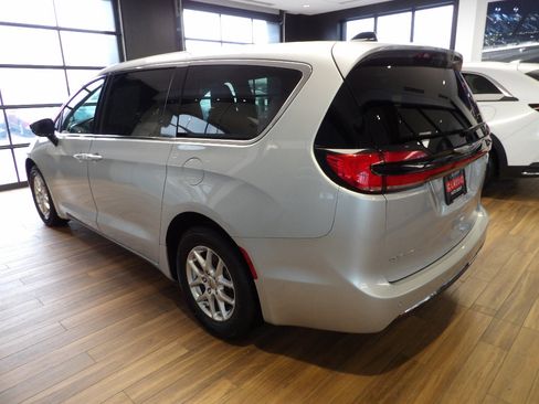 Used 2024 Chrysler Pacifica Touring-L image 8