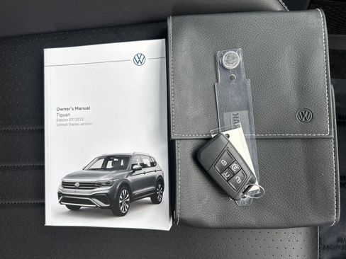 Used 2023 Volkswagen Tiguan SE R-Line AWD/4WD image 3